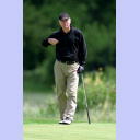 Golfen 2005: THW-Geschftsfhrer Uwe Schwenker steht lssig auf seinen Golfschlger gelehnt auf dem Grn.