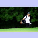 Golfen 2005: Marcus Ahlm trgt sein Golfbag ber das Grn.