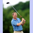Golfen 2005: Ex-THW-Spieler Horst Wiemann schaut seinem Abschlag nach.
