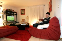 Nikola Karabatic entspannt bei franzsischem Sportfernsehen.