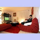 Nikola Karabatic sitzt in seinem Wohnzimmer auf der Couch und schaut franzsisches Sportfernsehen.