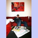 Nikola Karabatic sitzt in seinem Wohnzimmer auf der Couch. Auf dem Tisch liegen diverse Sportzeitschriften. An der Wand hngt ein Bild, das seine Mutter selbst gemalt hat.