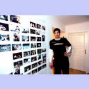 Erinnerungen an zuhause und an seine Freunde. Nikola Karabatic zeigt seine vielen Fotos, die im Flur an der Wand hngen.