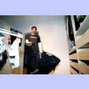 Nikola Karabatic wirft seine Sporttasche in sein Wsche-Zimmer, rechts der Kleiderschrank, links hngen die selbst gewaschenen Sportsachen auf der Wscheleine.