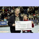 Renate Butler (rechts) von Handball hilft Helfen bergibt einen Scheck in Hhe von 18.600 Euro an die Mukoviszidose-Hilfe.