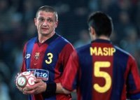 Mrz 2001: Andrei Xepkin mit Barca-Kapitn Enric Masip.