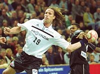 Vor knapp zehn Jahren fdelte Uwe Schwenker den Wechsel von Kulthandballer Staffan Olsson zum THW ein.