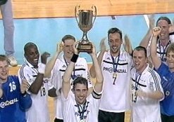 Bereits zweimal gewann der THW den EHF-Pokal: Hier reckt  Kapitn Stefan Lvgren den "Pott" im Palau Blaugrana von Barcelona in die Hhe.