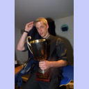 EHF-Pokal-Finale 2002, Rckspiel: Empfang am Vereinsheim - Johan mit dem Pott.