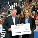 Uwe Schwenker berreicht der Kieler Sporthilfe einen Scheck ber 6000 Euro.