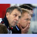 Flensburgs Trainer Kent-Harry Andersson und SG-Geschftsfhrer Thorsten Storm sitzen nebeneinander auf der Bank.