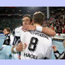 Nach dem Spiel umarmen sich die beiden norwegischen Freunde Glenn Solberg und Frode Hagen.