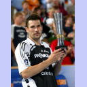 THW-Kapitn Stefan Lvgren prsentiert den Siegerpokal des Unser Norden Cup.
