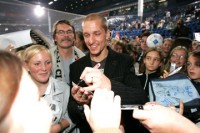 Beliebt wie eh und je: Johan Pettersson kehrte  erstmals seit seinem Abschied vom THW Kiel im vergangenen Mai zurck in die Ostseehalle.  Und wieder wurde der Publikumsliebling von seinen Fans belagert.