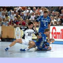 Packender Pokal-Fight: Kiels Nikola Karabatic und Lemgos Sebastian Prei streiten am Boden um den Ball. Im Hintergrund Daniel Stephan.