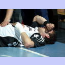 THW-Spielmacher Viktor Szilagyi liegt verletzt am Boden und hlt sich den Arm vor das Gesicht.