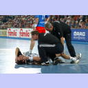 Adrian Wagner liegt verletzt am Boden, Physiotherapeut Uwe Brandenburg (mitte) und Mannschaftsarzt Dr. Detlev Brandecker (rechts) kmmern sich um den Linksauen.