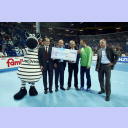 Die coop eG und der THW Kiel spenden einen Erls von 12500 Euro aus dem Unser Norden - Cup 2006 fr das Kinderherzzentrum Kiel.
