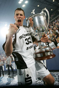 Dominik Klein mit dem Champions League Pokal.