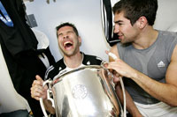 Nikola Karabatic zusammen mit seinem Idol Stefan Lvgren und dem Champions League Pokal.