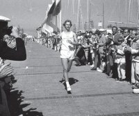 Bei den Olympischen Spielen 1972 - die Segelwettbewerbe fanden in Schilksee statt - mischte  Uwe "Casey" Brandenburg als Fackellufer mit.