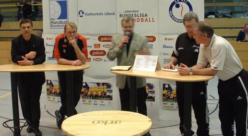Pressekonferenz: Von links: SG-Manager Diebitz, SG-Trainer Fältnäs,  Hallensprecher, THW-Trainer Serdarusic, THW-Manager Schwenker.