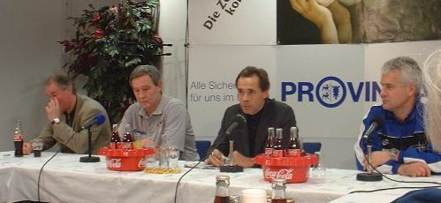 Pressekonferenz. Von links: THW-Manager Schwenker, THW-Trainer Serdarusic, Moderator Pipke, TVG-Trainer Meisinger.