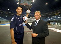 VfL-Torjäger Kyung-Shin Yoon und Trainer Thomas Happe in der KölnArena.