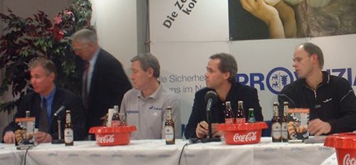 Pressekonferenz. Von links: THW-Manager Schwenker, stehend SG-Manager Manfred Werner, THW-Trainer Serdarusic, Moderator Pipke, SG-Trainer Rasmussen.