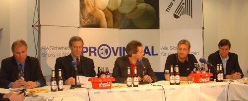 Pressekonferenz. Von links: THW-Manager Schwenker, THW-Trainer Serdarusic, Moderator Pipke, SG-Trainer Schwalb, SG-Manager Jahnke