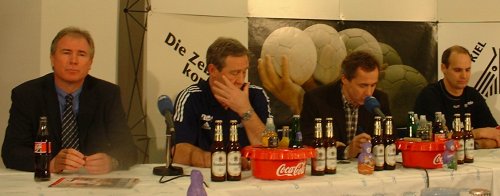 Pressekonferenz. Von links: THW-Manager Schwenker, THW-Trainer Serdarusic, Moderator Pipke, SG-Trainer Fritsch.