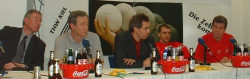 Pressekonferenz. Von links: THW-Manager Schwenker, THW-Trainer Serdarusic, Moderator Pipke, Prule-Spieler Simon, Prule-Trainer Kamenica.