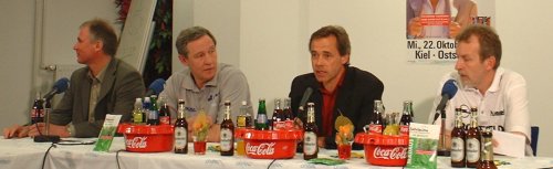 Pressekonferenz. Von links: THW-Manager Schwenker, THW-Trainer Serdarusic, Moderator Pipke, GWD-Trainer Niemeyer.