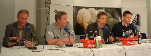 Pressekonferenz. Von links: THW-Manager Schwenker, THW-Trainer Serdarusic, Moderator Pipke, SCM-Trainer Gislason.