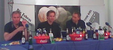 Pressekonferenz. Von links: THW-Manager Schwenker, Moderator Pipke, HSG-Trainer Andersson.