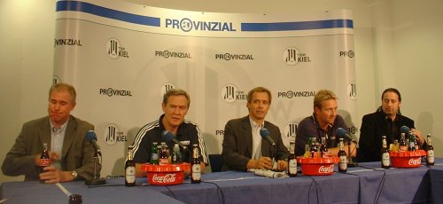 Pressekonferenz. Von links: THW-Manager Schwenker, THW-Trainer Serdarusic, Moderator Pipke, SG-Trainer Schwalb, SG-Manager Aksen