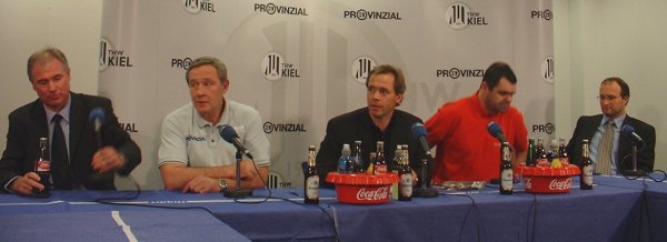 Pressekonferenz. Von links: THW-Manager Schwenker, THW-Trainer Serdarusic, Moderator Pipke, SCM-Trainer von Grebmer, SCM-Manager Unterhauser.