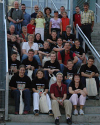 Gruppenfoto mit Eltern und Begleitern vor der Ostseehalle