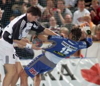 Kim Andersson attackiert Florian Kehrmann.