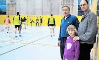 Trainer Noka Serdarusic (links) beantwortete geduldig alle Fragen der Handball begeisterten Carina, natrlich hrte Vater Uwe aufmerksam zu. 