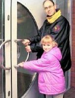 Einmal dem THW beim Training zuzuschauen, ist der Wunsch von Uwe Schmidt  und seiner Tochter Carina (8). Fr die beiden ffnete der Handball-Meister  seine "Advents"-Tr zur Sporthalle. 