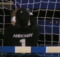 Nach einem Gewaltwurf von Kim Andersson hatte Paris" Torhüter Annonay Schwierigkeiten, den festgeklemmten Ball zu befreien.