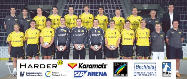 Hinten von links: Co-Trainer Fürbaß, Arzt Dr. Maibaum, Siniak, Werum, Klimovets, Scholtes, Mocsai, Velyky, Jurasik, Trainer Chevtsov, Geschäftsführer Schuppler.