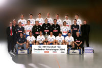 Das Team des HSV Hamburg mit dem DHB-Pokal.