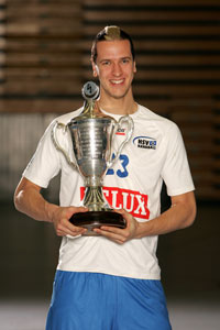 Pascal Hens prsentiert stolz den DHB-Pokal.