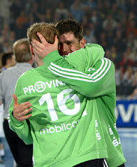 Henning Fritz und Mattias Andersson liegen sich freudestrahlend in den Armen.