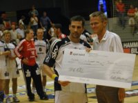 THW-Kapitn Stefa Lvgren konnte den Sieger-Scheck ber 50000 Kronen entgegen nehmen.