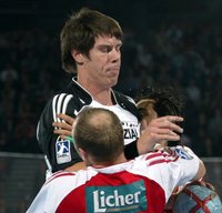 Gestoppt: Kim Andersson wird im Sprung von den Melsungener Abwehrspielern Andrej Kurtschew (links) und Grigorios Sanikis (rechts, verdeckt) fest gemacht.