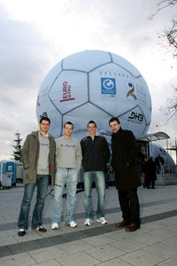 Die deutschen Nationalspieler des THW Kiel Henning Fritz, Christian Zeitz und Dominik Klein mit Bundestrainer Heiner Brand.