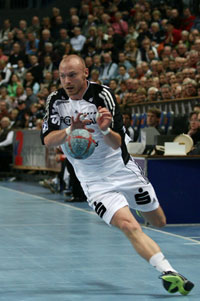 Henrik Lundström beim Gegenstoß,  in Szene gesetzt vom bärenstarken Thierry Omeyer.